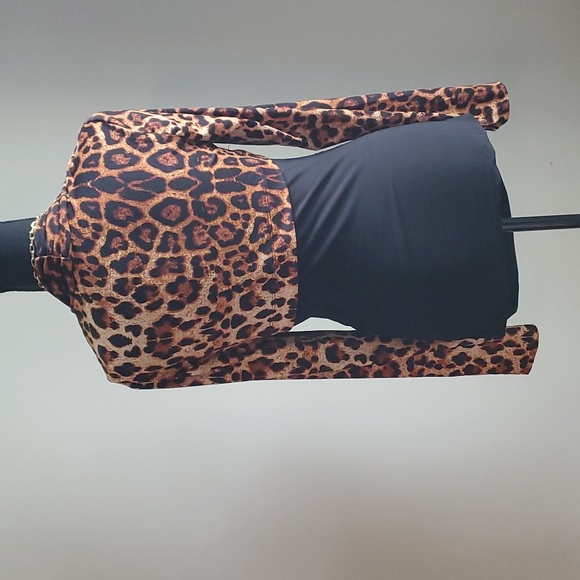 Venus - leopard 🐆 print faux shrug top. - Picture 3 of 4
